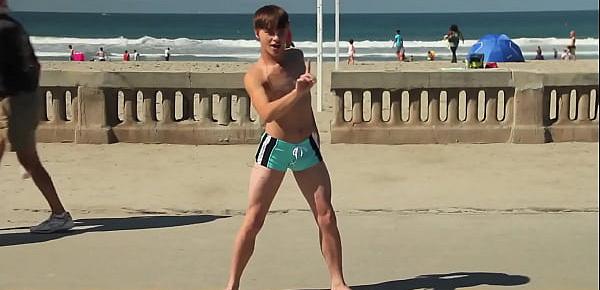  Twink dancing in the beach with speedo bulge  Novinho dançando sunga na praia